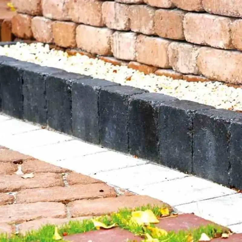 Стовпчик з цегли 240×160 антік Золотий Мандарин персиковий — стовпчики відділяють доріжку від клумби з мульчею