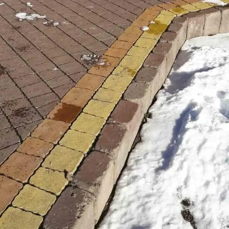 Стовпчик з цегли 240×160 антік Золотий Мандарин персиковий — стовпчики обрамляють доріжку взимку