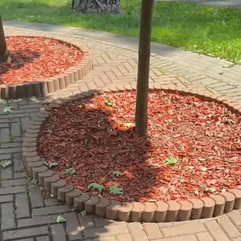 Бордюр парковий круглий Золотий Мандарин 500×250 червоний — кругла клумба з мульчею, обрамлена круглими стовпчиками