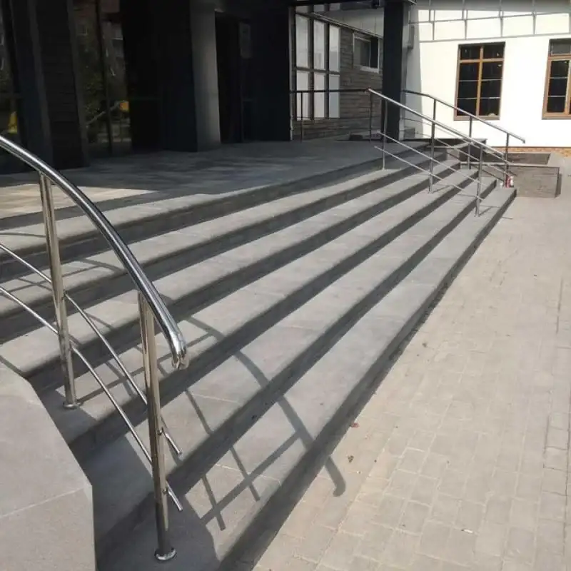 Пристінний елемент Класичні 325×150×40 дробоструминна ваніль (оброблений) — сходи з поручнем біля будинку