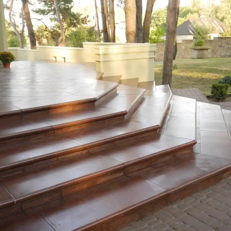 Пристінний елемент Класичні 325×150×40 дробоструминна ваніль (оброблений) — сходи кольору дерева біля будинку