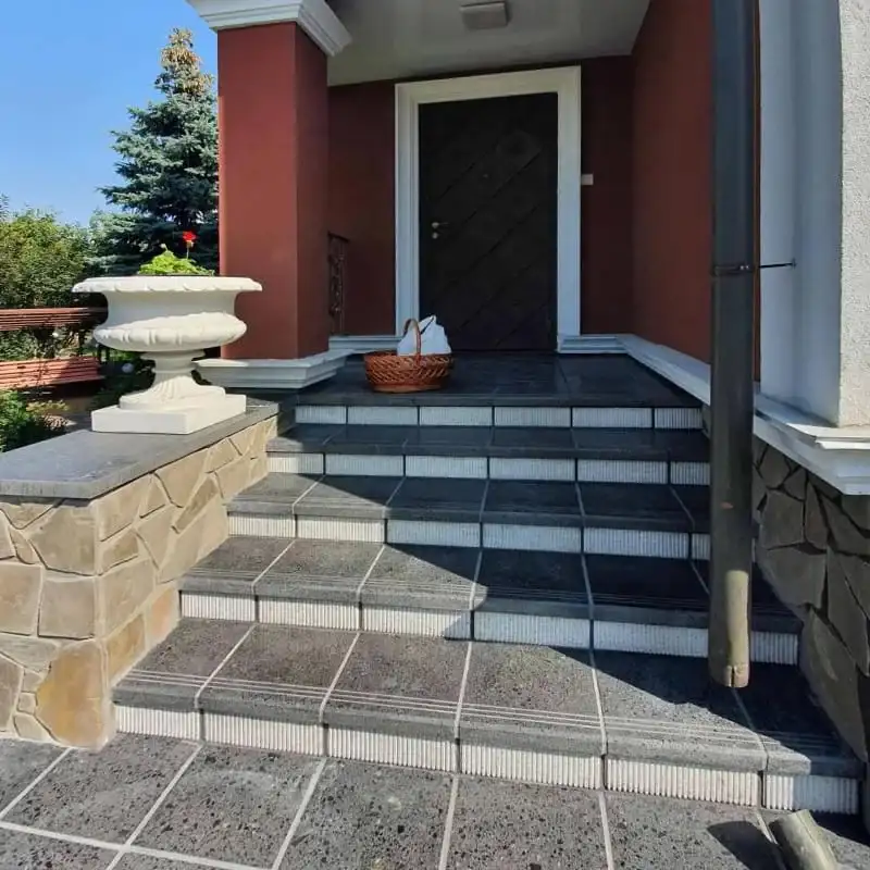 Підсходник Імперіал №1 325×76×20 дробоструминна граніт (оброблений) — сходи Імперіал з вазонами обабіч